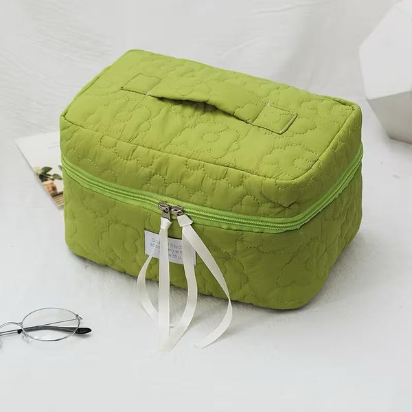 La trousse de maquillage verte